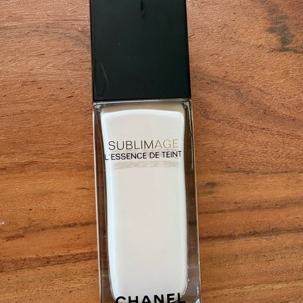 CHANEL Sublimage Radiance Serum Foundation - Cream :Used once. Fair color